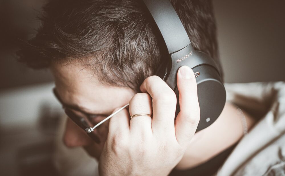 Illustrasjons bilde støy - mann med hodetelefoner